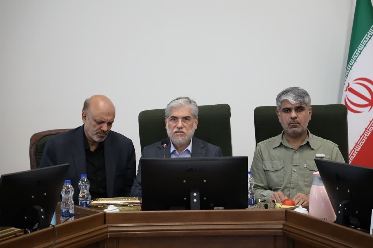  🔻وزیر علوم: 🔹زمان برگزاری کنکور سراسری روز ۱۶ تیرماه اعلام خواهد شد/کلیه آزمونهای دانشگاهها شهریورماه برگزار می شود 🔹وزیر علوم گفت: زمان برگزاری کنکور سراسری روز ۱۶تیرماه اعلام خواهد شد و کلیه آزمونهای نیمسال دوم تحصیلی دانشگاهها که تاکنون برگزار نشده شهریورماه برگزار خواهد شد. 🔹دکتر حسین سیمایی در جلسه مشترک با اعضای کمیسیون آموزش و تحقیقات مجلس شورای اسلامی گفت: به دلیل همدلی با دانشجویان و کاهش استرس خانوادهها، پس از تاسوعا و عاشورای حسینی، و در تاریخ ۱۶ تیرماه، زمان برگزاری آزمون سراسری کنکور اعلام خواهد شد. 🔹وی گفت: طی بخشنامهای به دانشگاهها اعلام شده تا کلیه آزمونهای دانشگاهها که تاکنون برگزار نشده در شهریورماه برگزار شود. 🔹دکتر سیمایی افزود: دانشگاهها مکلف شدهاند برای استادان و کارمندانی که خانهشان را در حوادث اخیر از دست داده اند، اسکان فوری و رایگان فراهم کنند تا انشاالله دولت تصمیم بگیرد و هزینههای ساخت و تعمیر منازل از دست رفته را تامین کند. 🔹وی افزود:با مدیرکل یونسکو مکاتبه کردهایم و دانشمندان یک درصد و دو درصد ایران نامهای امضا کرده اند، استادان حقوق بینالملل نیز متنی را آماده کردند تا با دنیا با زبان حقوق سخن بگوییم. 🔹وی با بیان اینکه دانشگاه امروز در خدمت جنگ است، گفت: ان شاء الله دانشگاهیان باقوت تمام، همانند هشت سال دفاع مقدس هم جنگ را اداره کرده، و هم بازسازی ها را انجام خواهند داد.